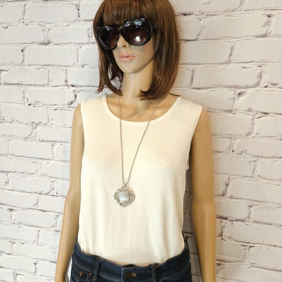 STATEMENT NECKLACE - Long silver jeweled medallion at base - Picture 2 of 5